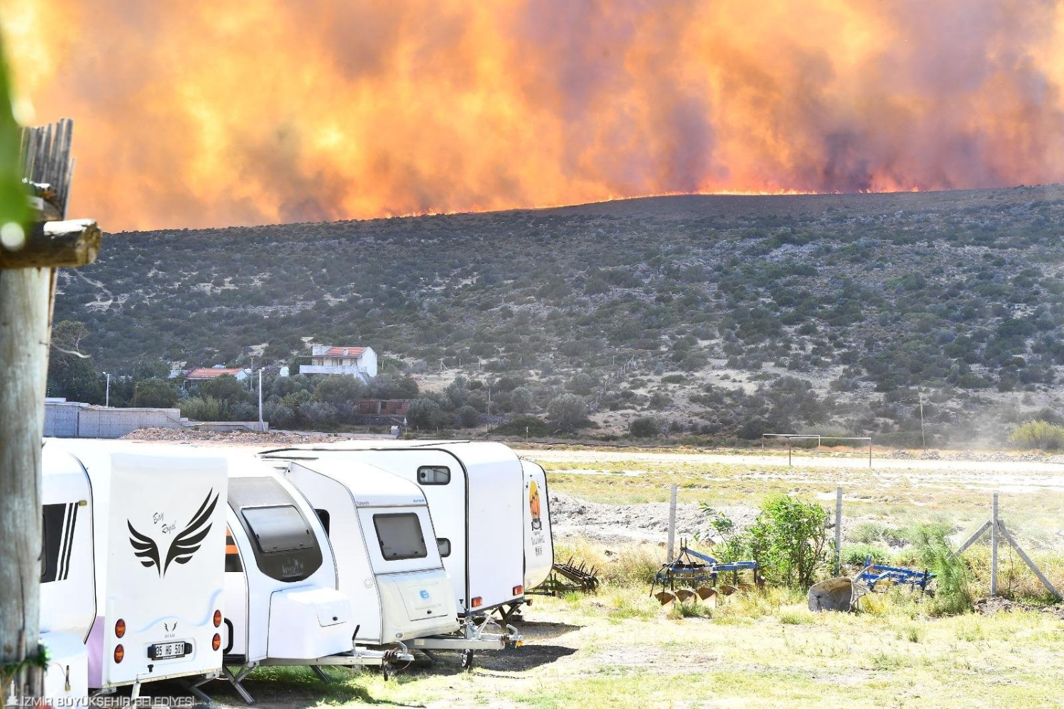 Başkan Tugay Urla'da yangın bölgesinde incelemelerde bulundu